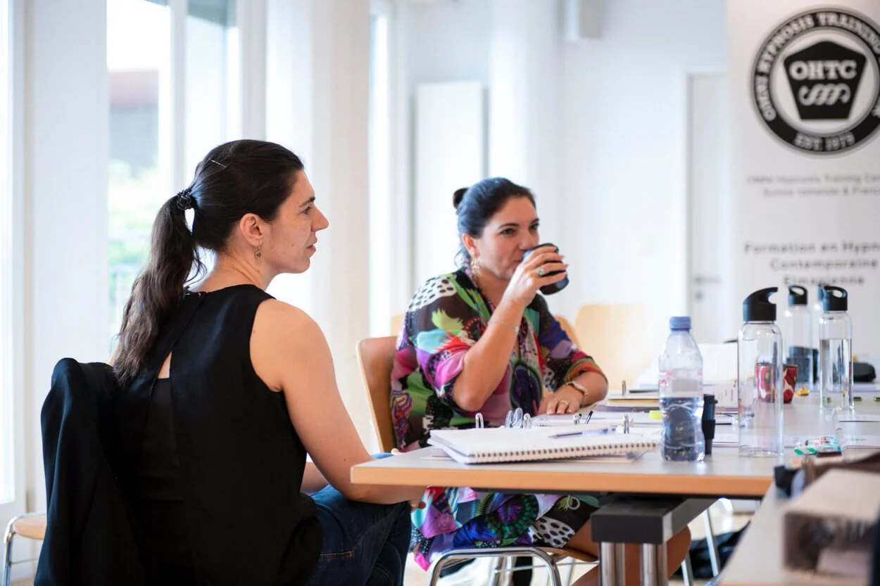 Des participantes échangent autour d’une table pendant une pause