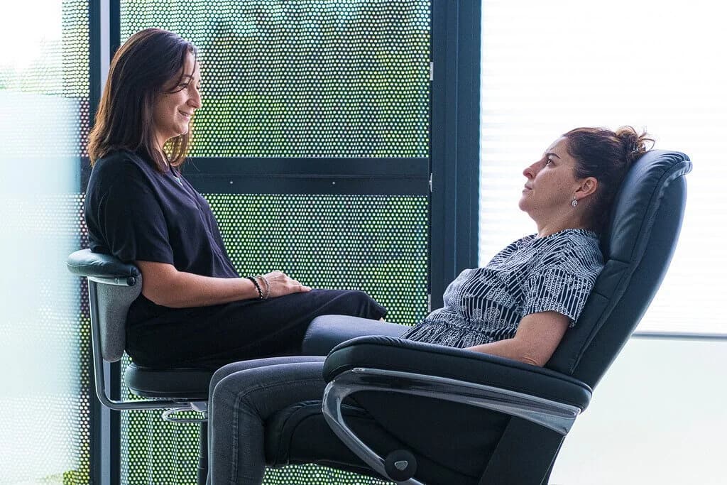 Deux participantes réalisent un exercice pratique d’hypnose