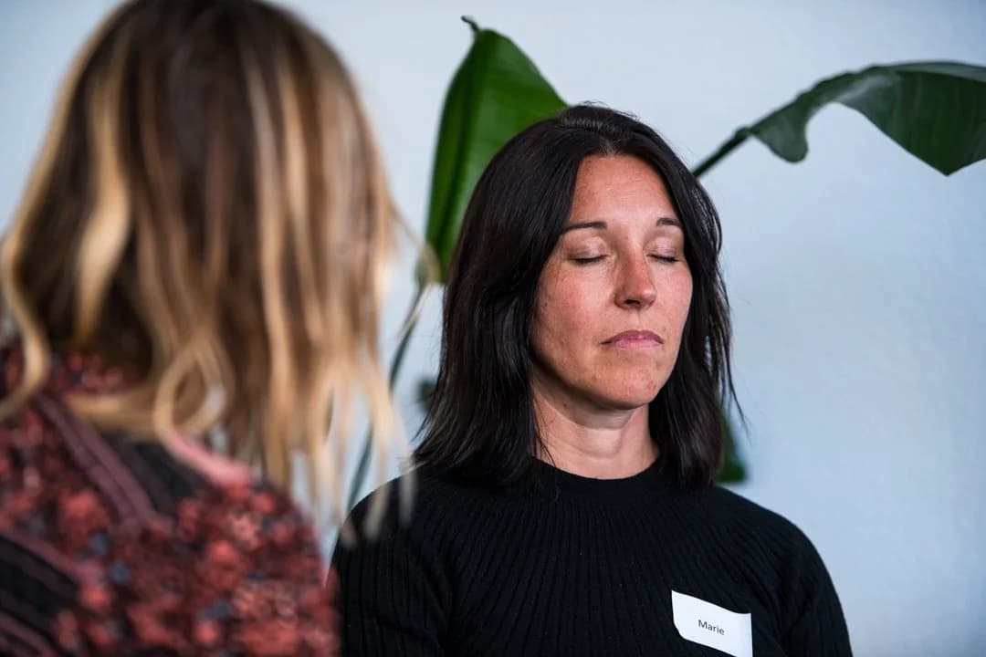 Deux participantes pratiquent une séance d’hypnose supervisée