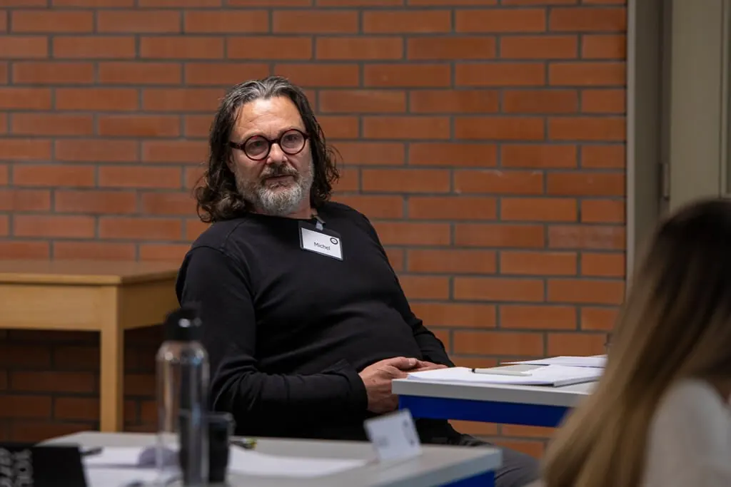 Un participant écoute depuis sa table pendant une formation