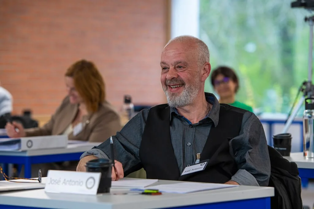 Un participant sourit pendant un cours