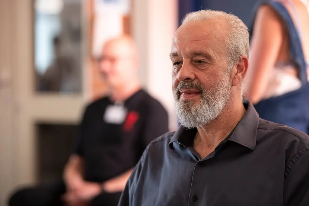 Un participant sourit pendant une formation