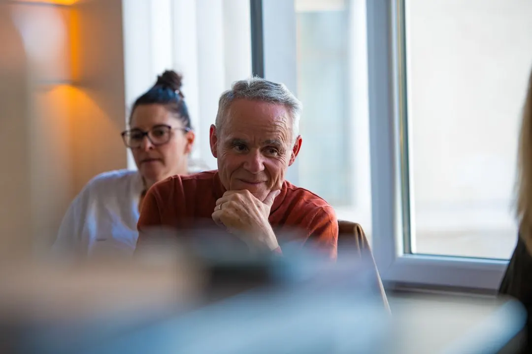 Un participant sourit pendant un échange en formation
