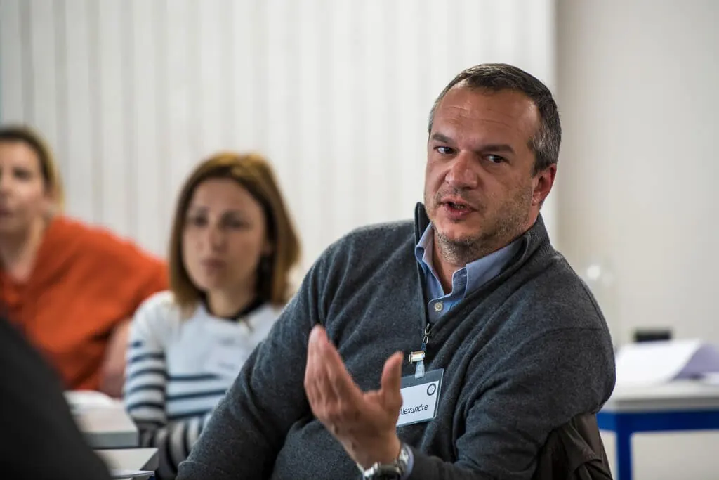 Un participant prend la parole pendant un cours